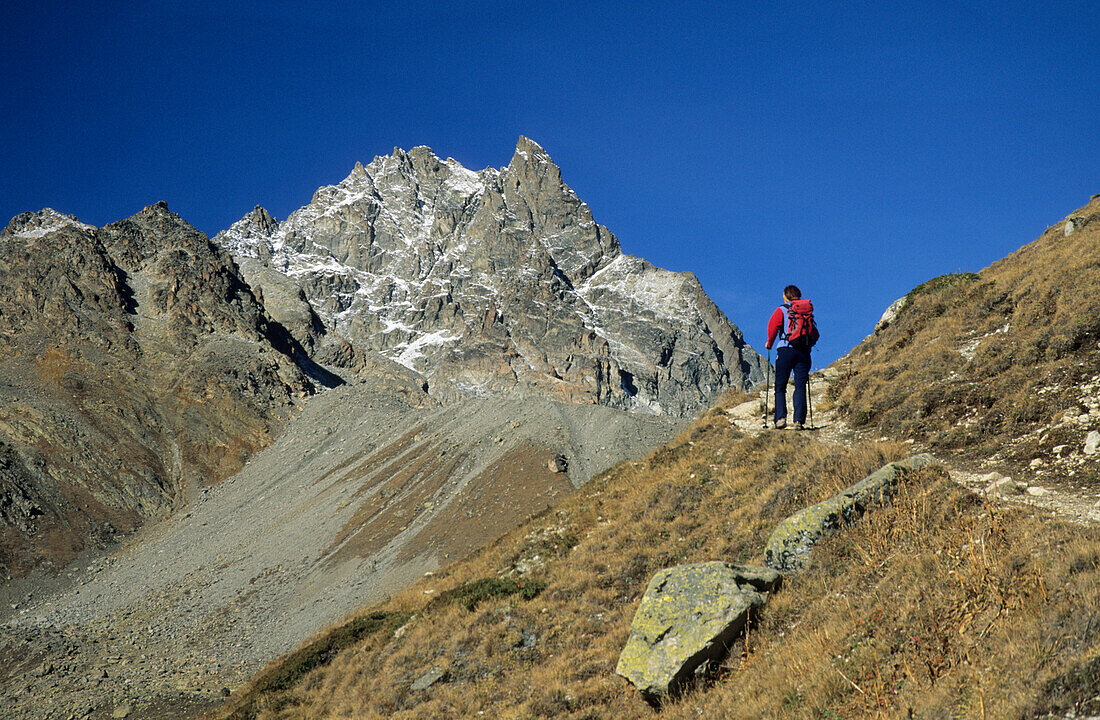 Junge Frau im Aufstieg zur Chamanna d'Es-cha, im Hintergrund der Piz Kesch, Silvretta, Oberengadin, Engadin, Graubünden, Schweiz