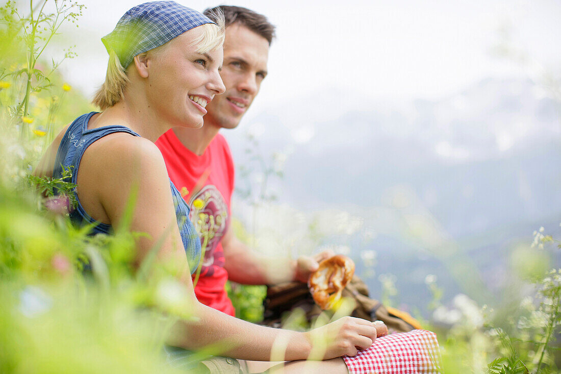 Junges Paar beim Picknick, Werdenfelser Land, Bayern, Deutschland