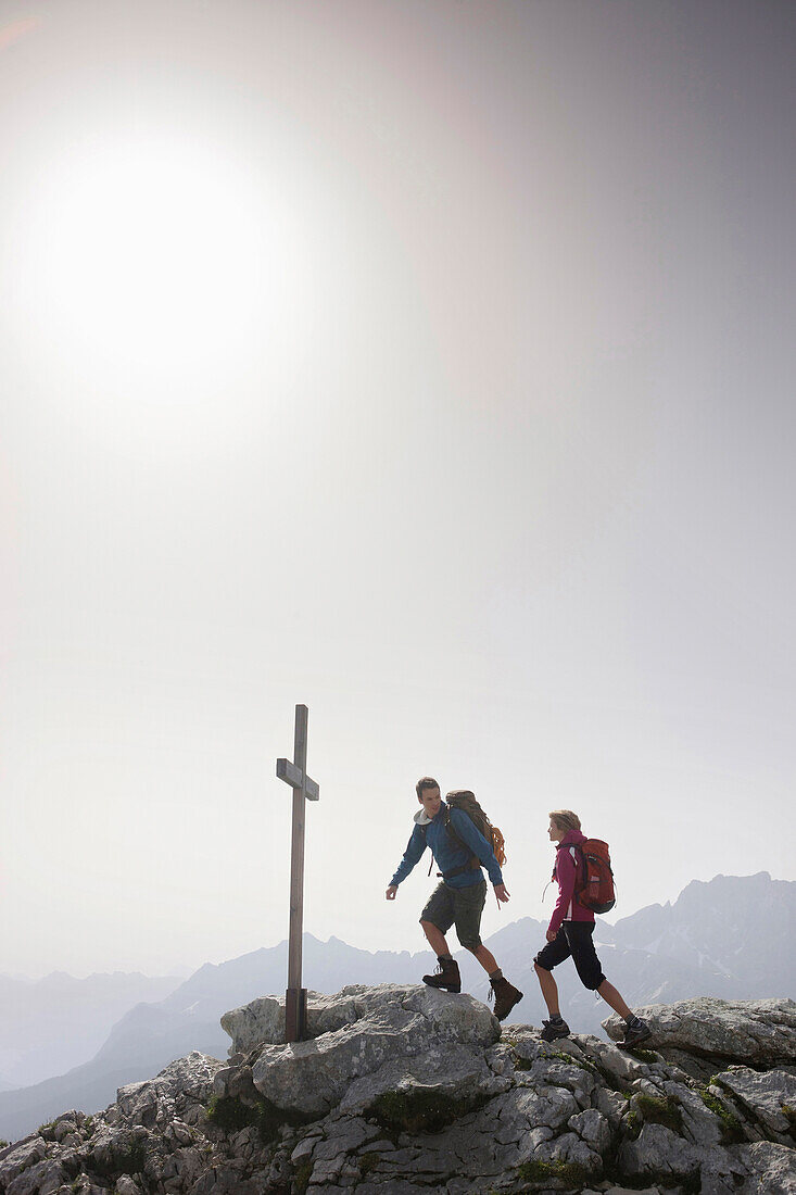 Paar erreicht Gipfelkreuz, Werdenfelser Land, Bayern, Deutschland
