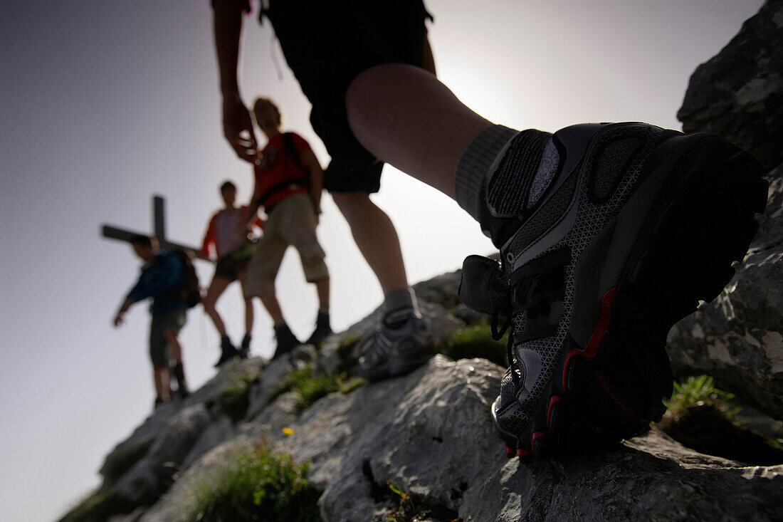 Wanderer erreichen Gipfelkreuz, Wettersteingebirge, Bayern, Deutschland