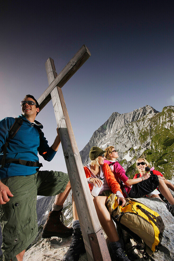 Gruppe Wanderer an einem Gipfelkreuz, Wettersteingebirge, Bayern, Deutschland
