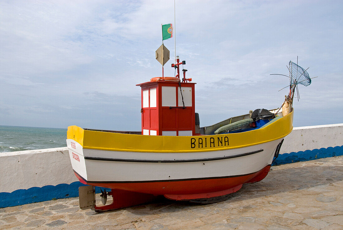 Buntes Fischerboot, im historischen und alten Fischerdorf Ericeira, Portugal, Atlantik