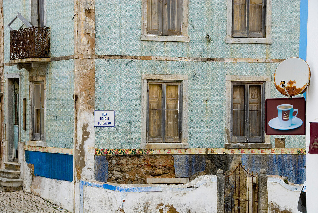 Altes Gebäude im historischen Fischerdorf, Ericeira. Portugal