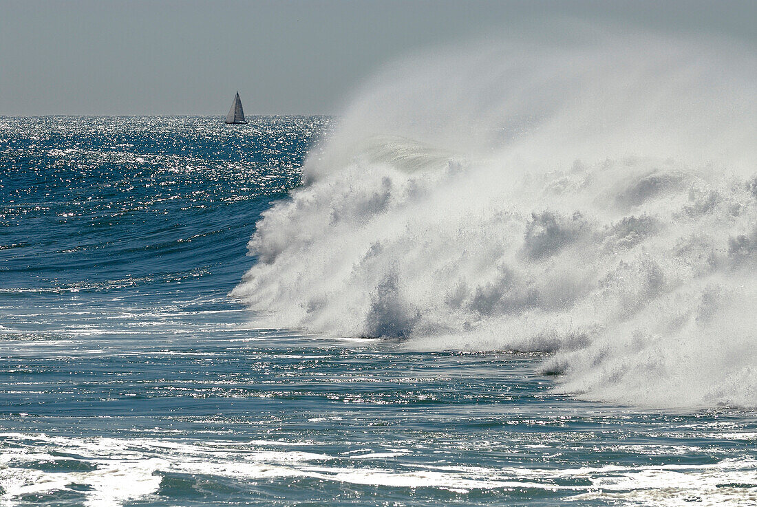 Wellen in der Nähe von Guincho Strand, Costa de Lisboa, Region Lissabon, Estremadura, Portugal, Atlantik