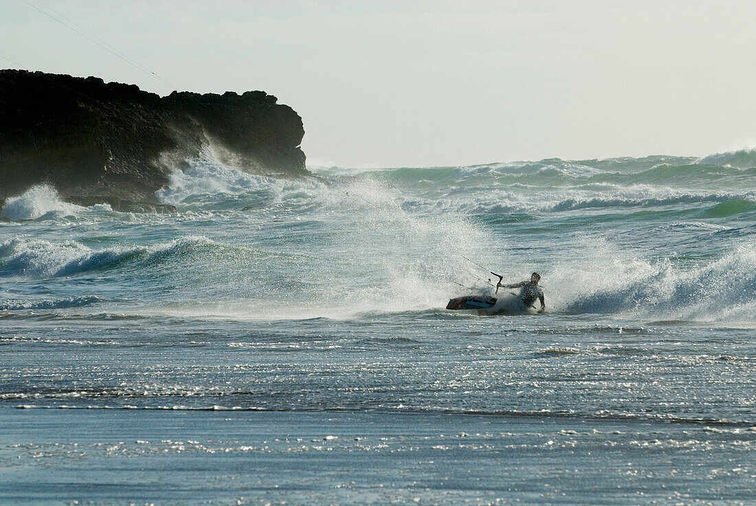 Kitesurfer auf Guincho Strand, Costa de Lisboa, Region Lissabon, Estremadura, Portugal