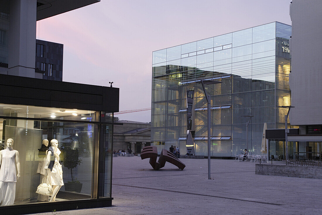 Beleuchtetes Kunstmuseum am Kleinen Schlossplatz, Stuttgart, Baden-Württemberg, Deutschland