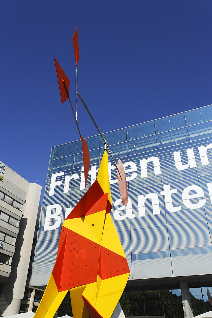 Calder Skulptur am Kunstmuseum, Stuttgart, Baden-Württemberg, Deutschland