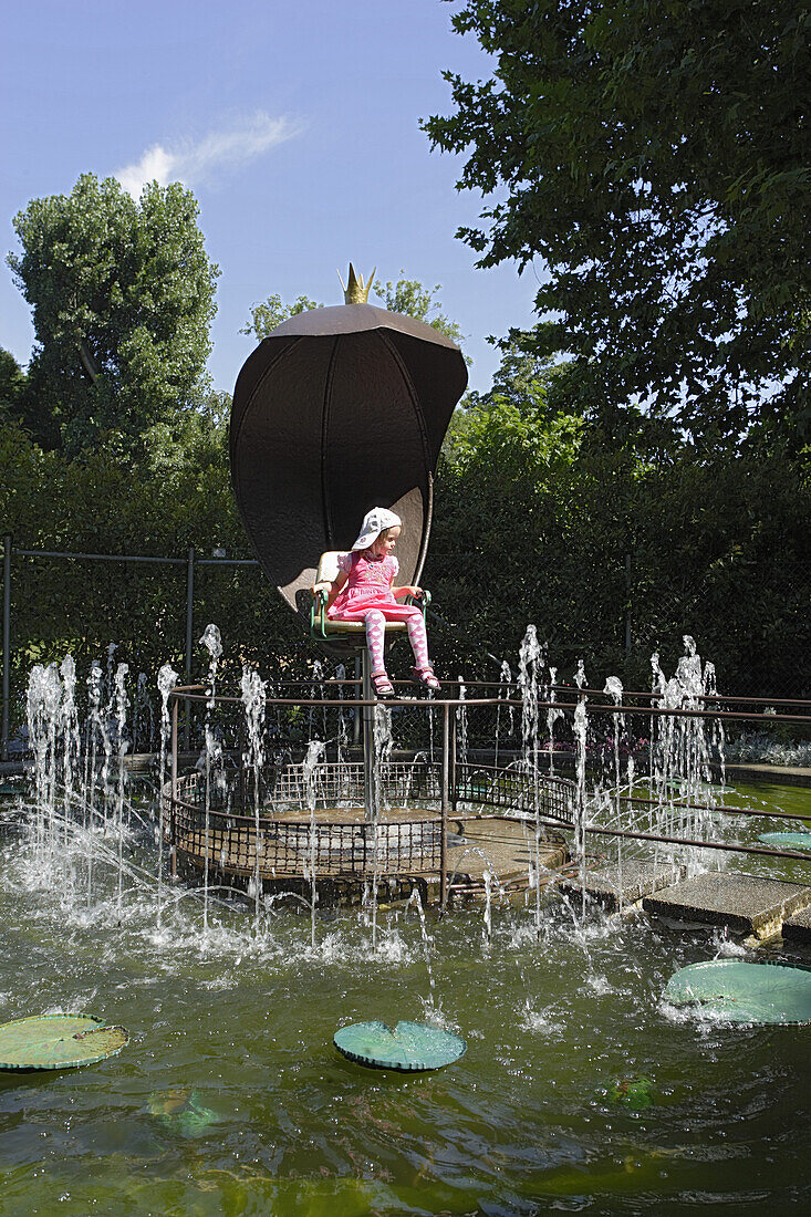 Mädchen in einem Brunnen, Märchengarten, Residenzschloss Ludwigsburg, Ludwigsburg, Baden-Württemberg, Deutschland
