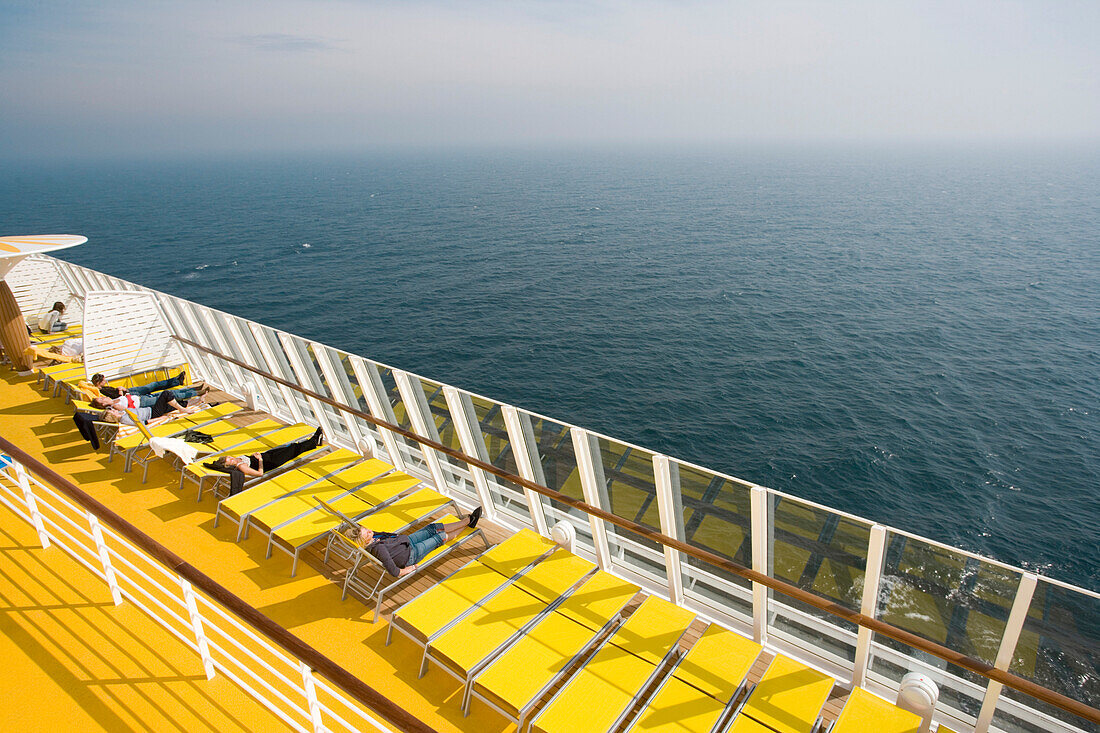 Menschen auf dem Sonnendeck des Kreuzfahrtschiffs Aidadiva