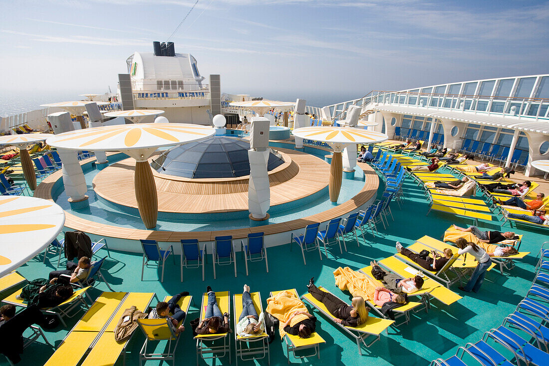 Menschen auf dem Sonnendeck des Kreuzfahrtschiffs Aidadiva