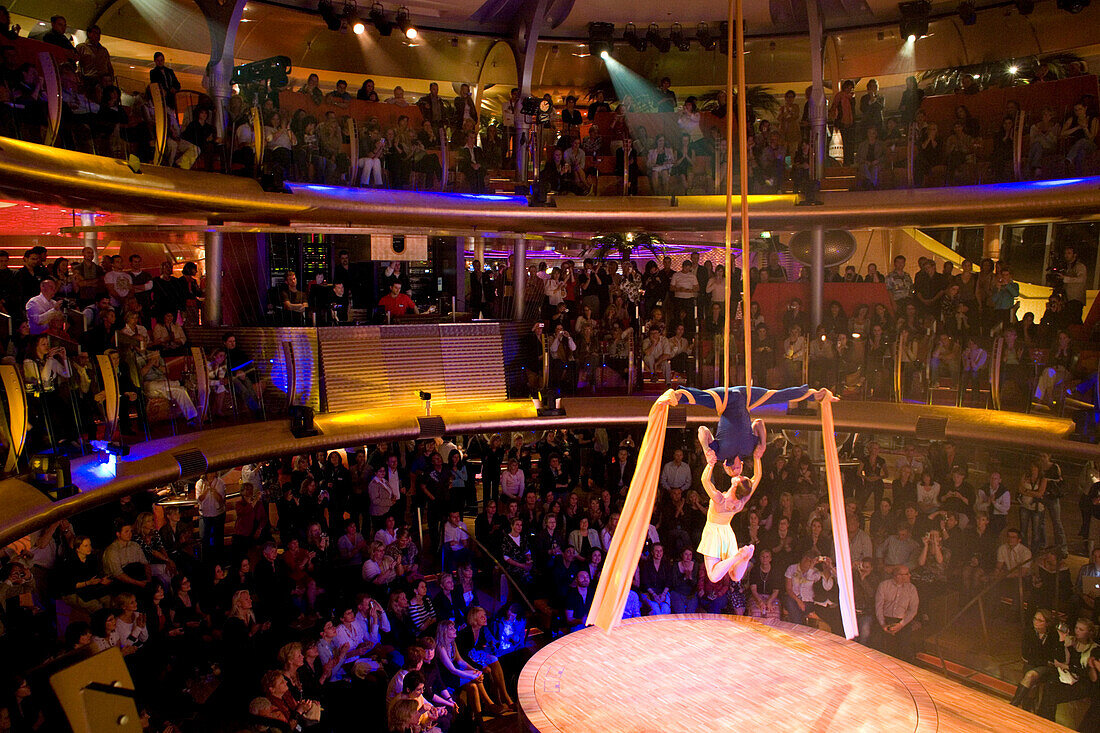 Artistische Show unter Deck im Kreuzfahrtschiff Aidadiva