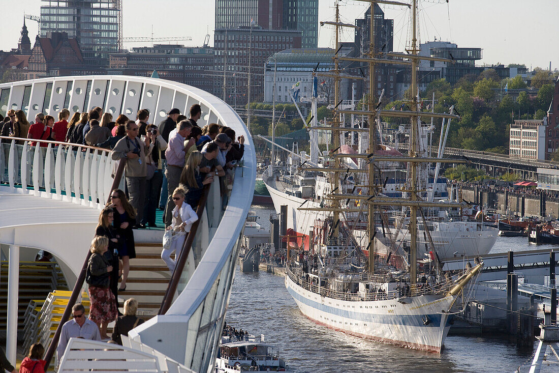 Menschen auf dem Kreuzfahrtschiff Aidadiva schauen auf den Hafen, Hamburg, Deutschland