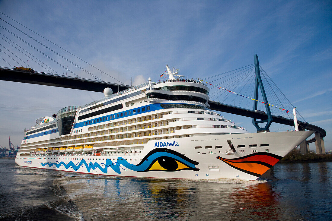 Das Kreuzfahrtschiff AIDAbella fährt auf der Elbe, Hamburg, Deutschland