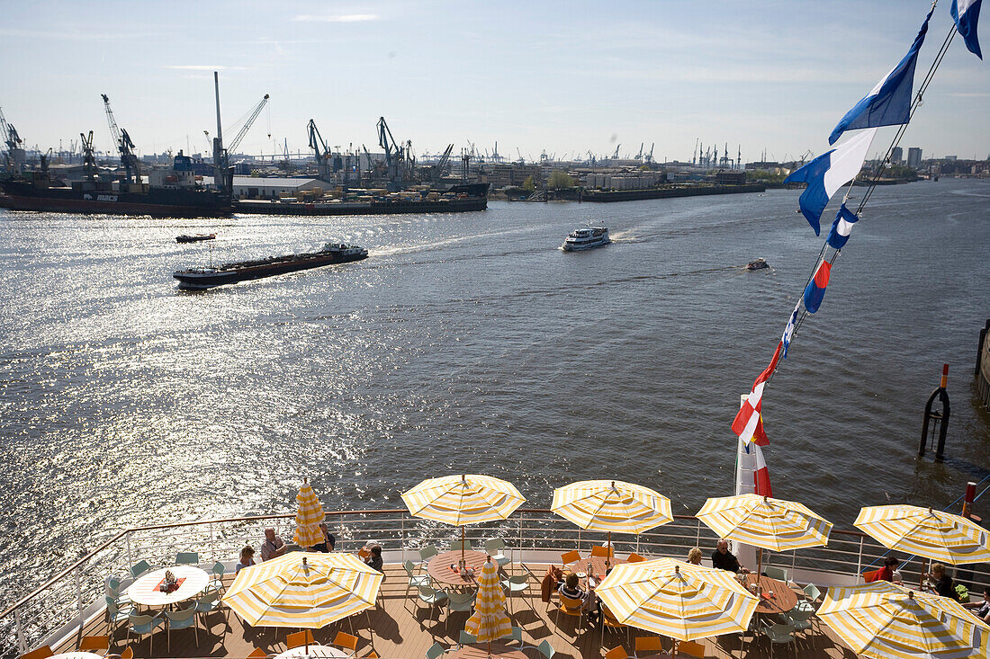 Menschen sitzen auf dem Sonnendeck des Kreuzfahrtschiffs Aidadiva, Hamburg, Deutschland