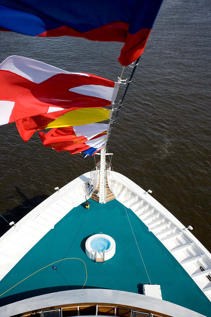 Bunte Flaggen am Bug des Kreuzfahrtschiffs Aidadiva