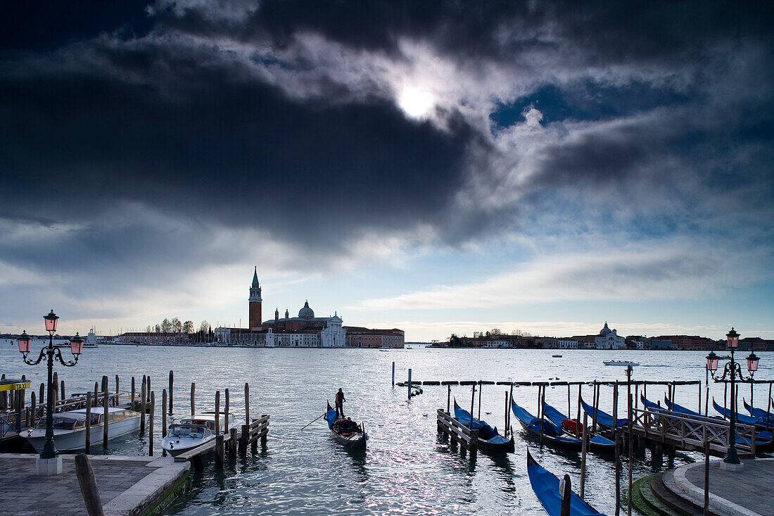 Gondelanleger am Markusplatz mit Gondeln und Blick auf die Insel San Giorgio Maggiore, Venedig, Italien, Europa