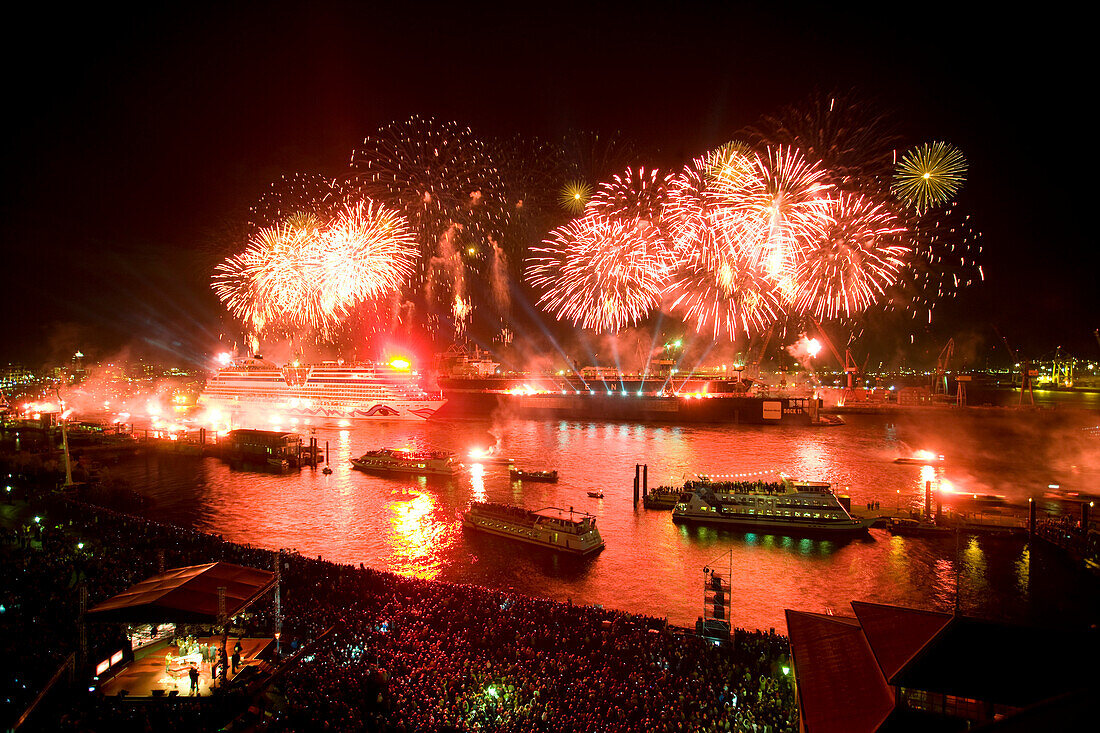 Grosses Feuerwerk über den Schiffen auf dem Fluss, Hamburg, Deutschland