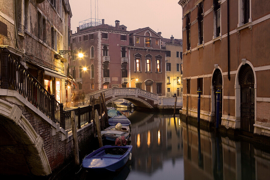 Häuser am Kanal entlang, Fondamenta dei Frari im Abendlicht, Venedig, Italien, Europa