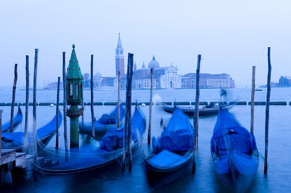 Gondelanleger am Markusplatz mit Gondeln und Blick auf die Insel San Giorgio Maggiore, Venedig, Italien, Europa