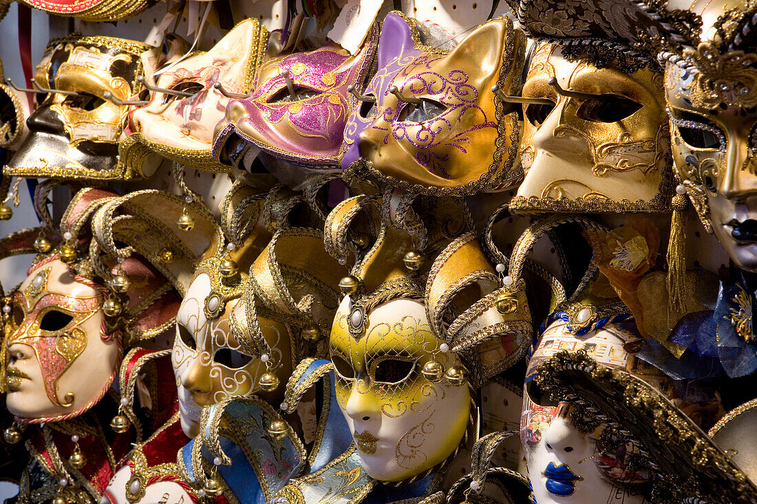 Detail von venezinischen Karnevalsmasken, Venedig, Italien, Europa