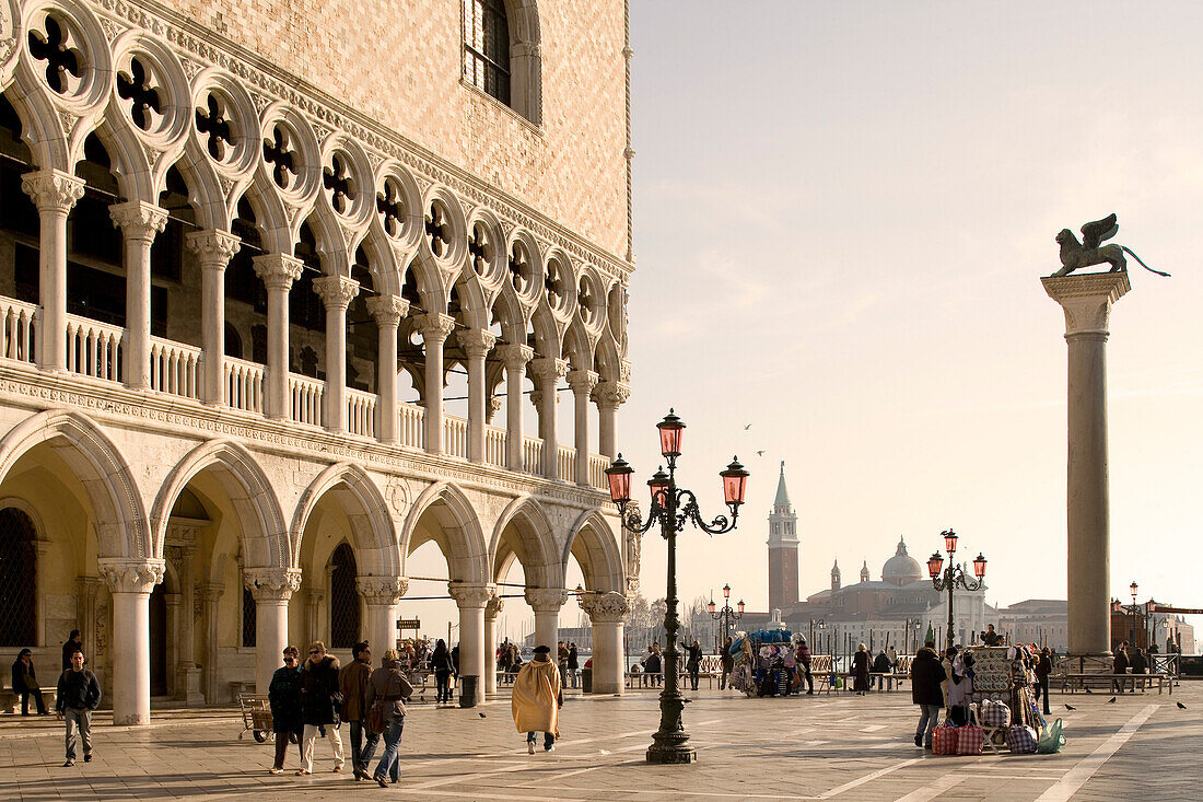 Markusplatz mit Dogenpalast und Blick auf die Insel San Giorgio Maggiore, Venedig, Italien, Europa