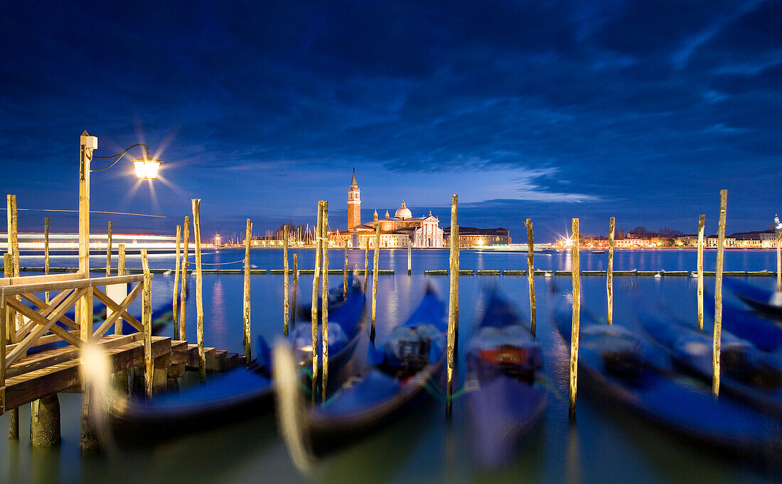Gondelanleger am Markusplatz mit Gondeln und Blick auf die Insel San Giorgio Maggiore, Venedig, Italien, Europa