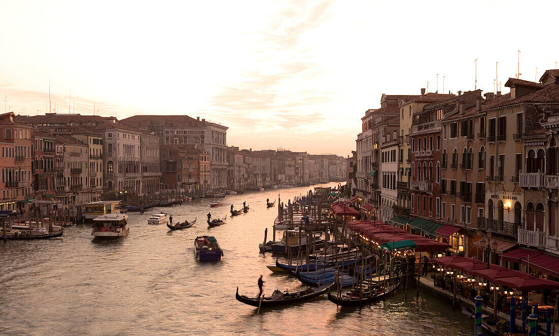 Blick von der Rialto Brücke auf den Canal Grande, Venedig, Italien, Europa