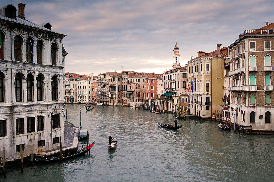 Blick über den Canal Grande mit Palazzo dei Camerlenghi, links, im Hintergrund Chiesasi San Giovanni Grisostomo, Venedig, Italien, Europa