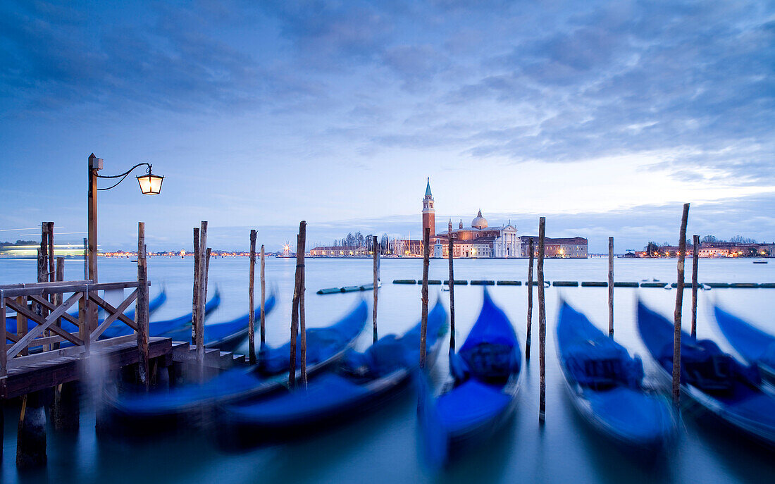 Gondelanleger am Markusplatz mit Gondeln und Blick auf die Insel San Giorgio Maggiore, Venedig, Italien, Europa