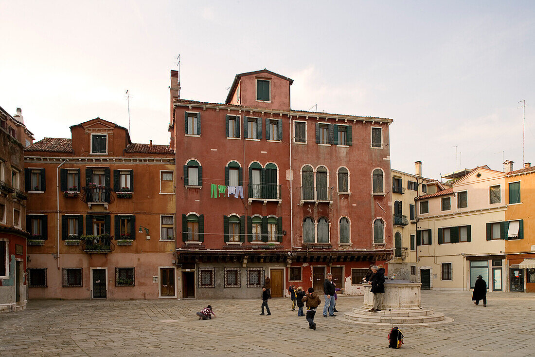 Strassenszene am Campo San Stin im Sestiere de San Polo, Venedig, Italien, Europa