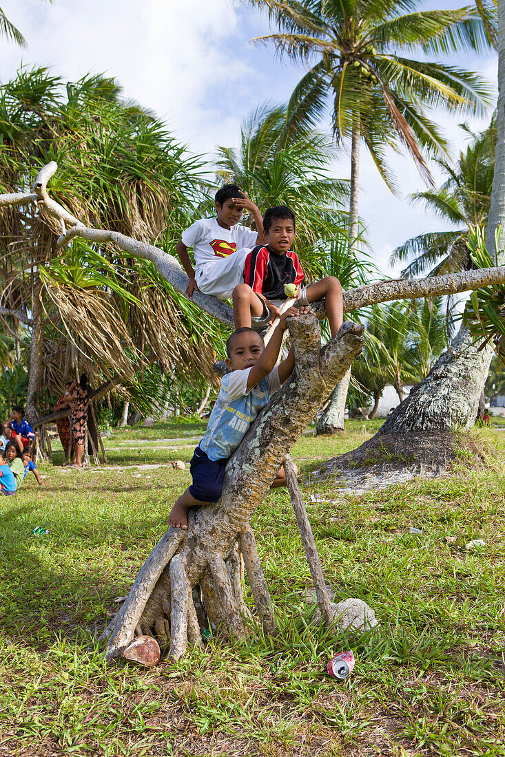 Kinder auf der Insel Woja, Marschallinseln, Ailinglaplap Atoll, Mikronesien, Pazifik