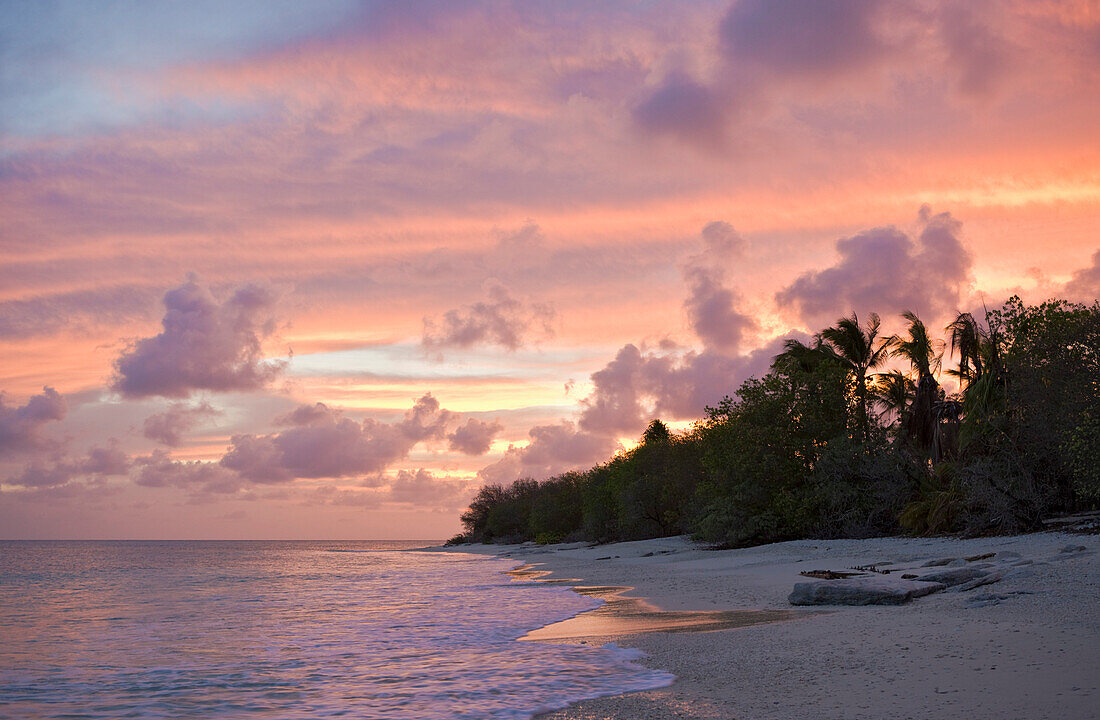 Strand von Bikini bei Sonnenuntergang, Marschallinseln, Bikini Atoll, Mikronesien, Pazifik