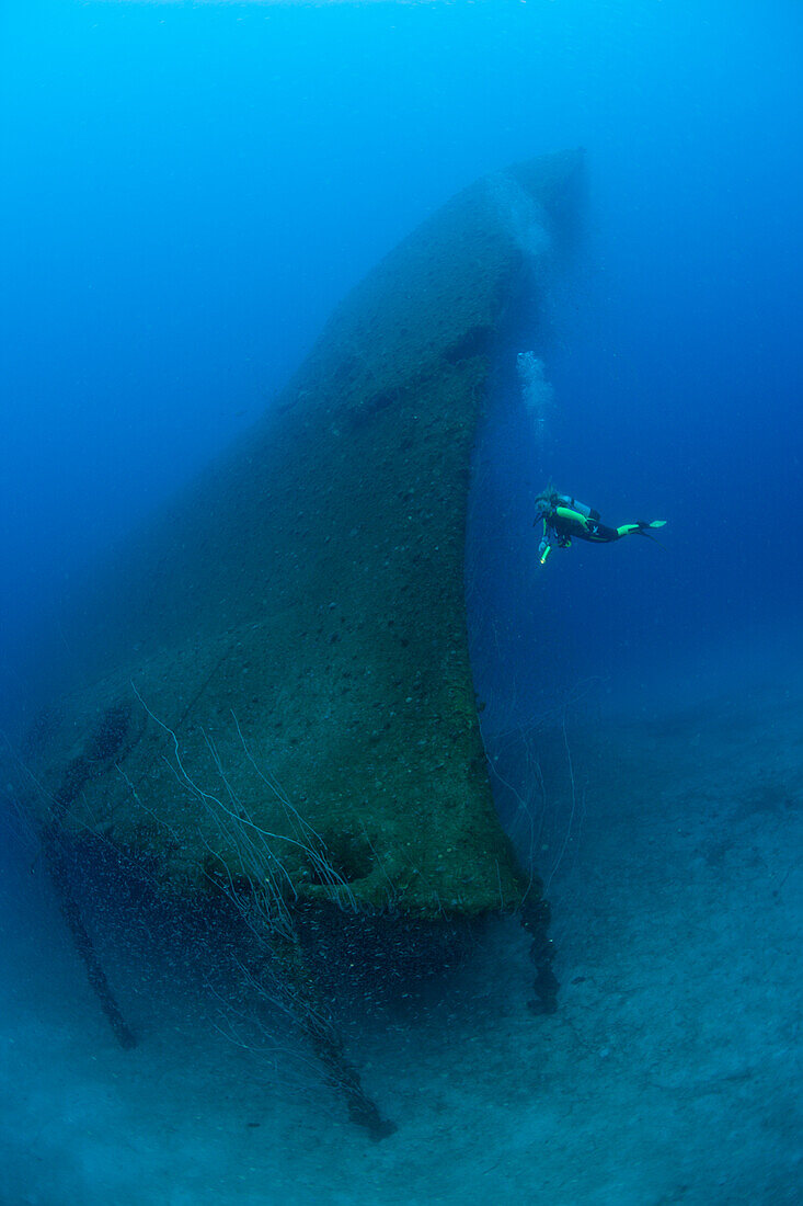 Taucher am Bug der USS Arkansas, Marschallinseln, Bikini Atoll, Mikronesien, Pazifik