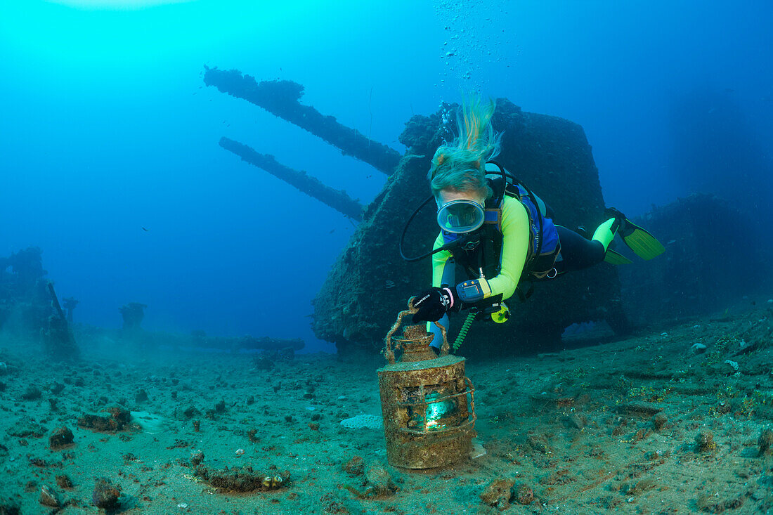 Taucher findet Relikte auf dem Flugdeck der USS Saratoga, Marschallinseln, Bikini Atoll, Mikronesien, Pazifik