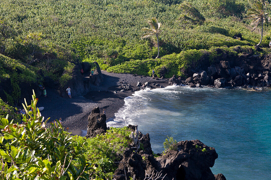 Schwarzer Strand im Waianapanapa State Park an der Strasse nach Hana, Maui, Hawaii, USA