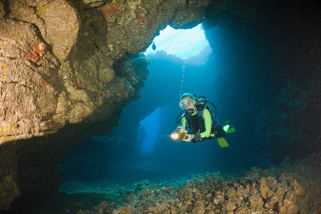 Taucher in Unterwasser-Lavahoehle, Kathedrale von Lani, Maui, Hawaii, USA