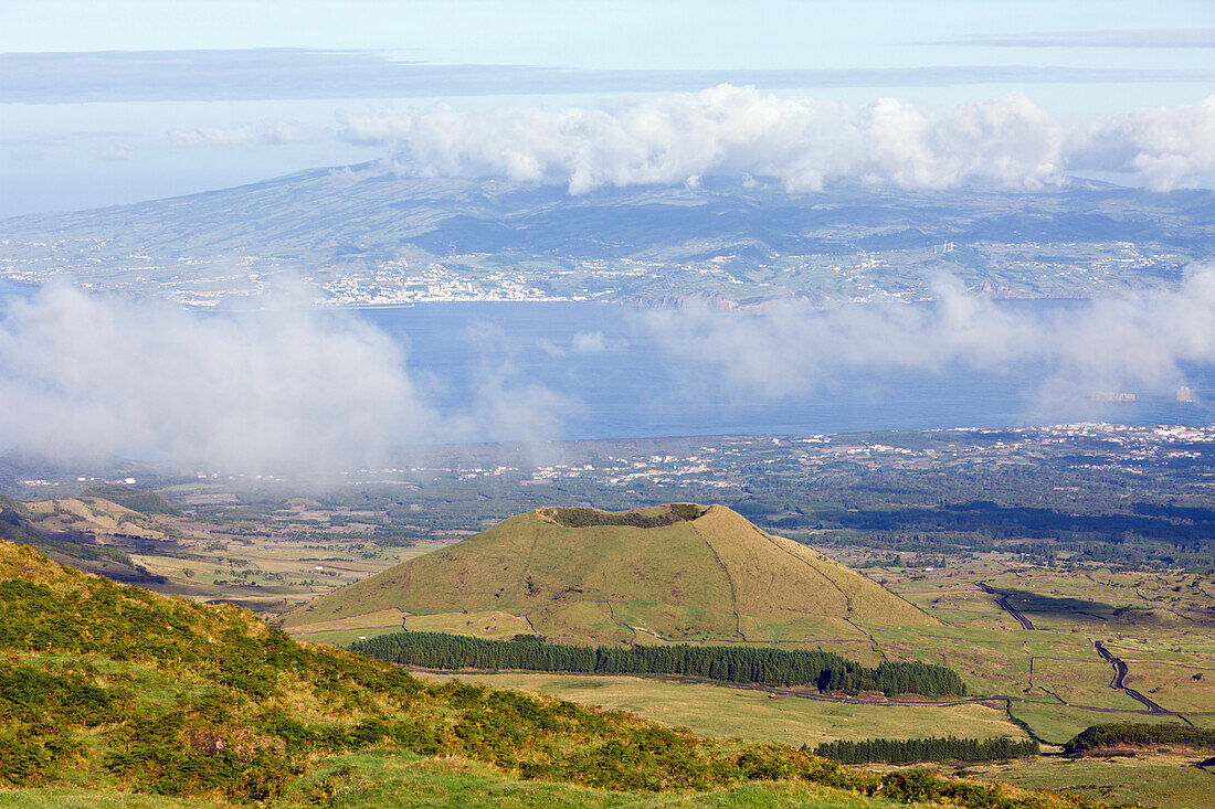 Landschaft von Pico mit Insel Faial im Hintergrund, Insel Pico, Azoren, Portugal