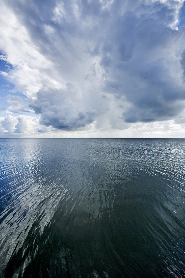 Wolken über dem Meer bei Munkmarsch, Sylt, Schleswig-Holstein, Deutschland