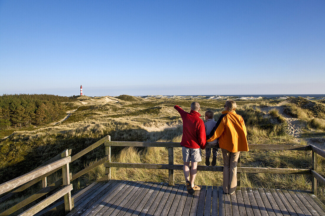 Familie blickt auf einen Leuchtturm, Amrum, Schleswig-Holstein, Deutschland