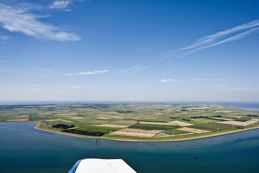 Blick aus einen Flugzeug auf Föhr, Schleswig-Holstein, Deutschland