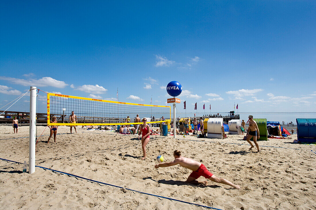 Beach-Volleyball am Strand, Wyk, Föhr, Nordfriesland, Schleswig-Holstein, Deutschland