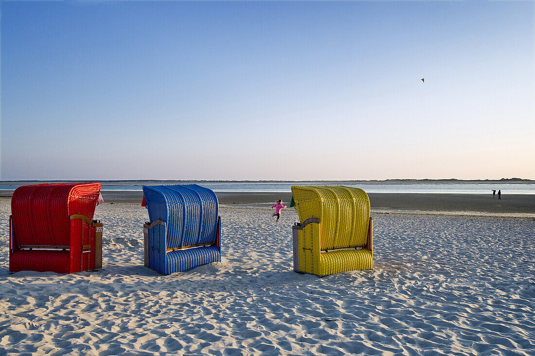 Drei Strandkörbe am Strand von Utersum, Föhr, Schleswig-Holstein, Deutschland