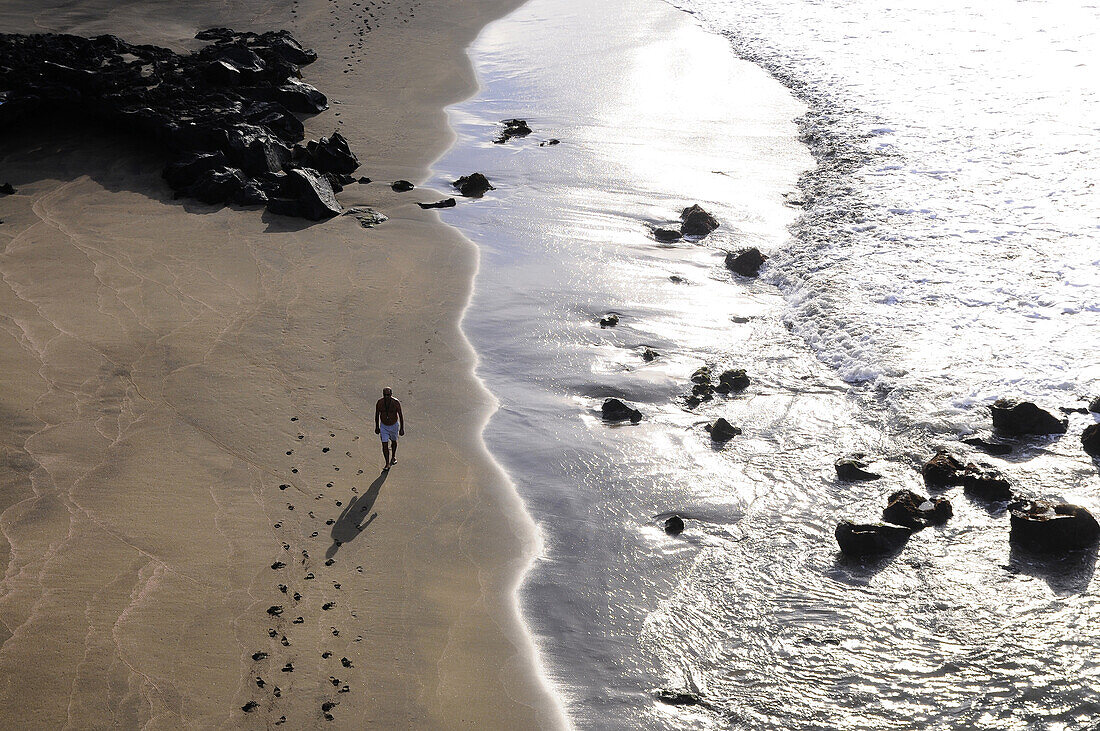Mann läuft am Strand entlang, Sao Roque bei Ponta Delgada, Insel Sao Miguel, Azoren, Portugal