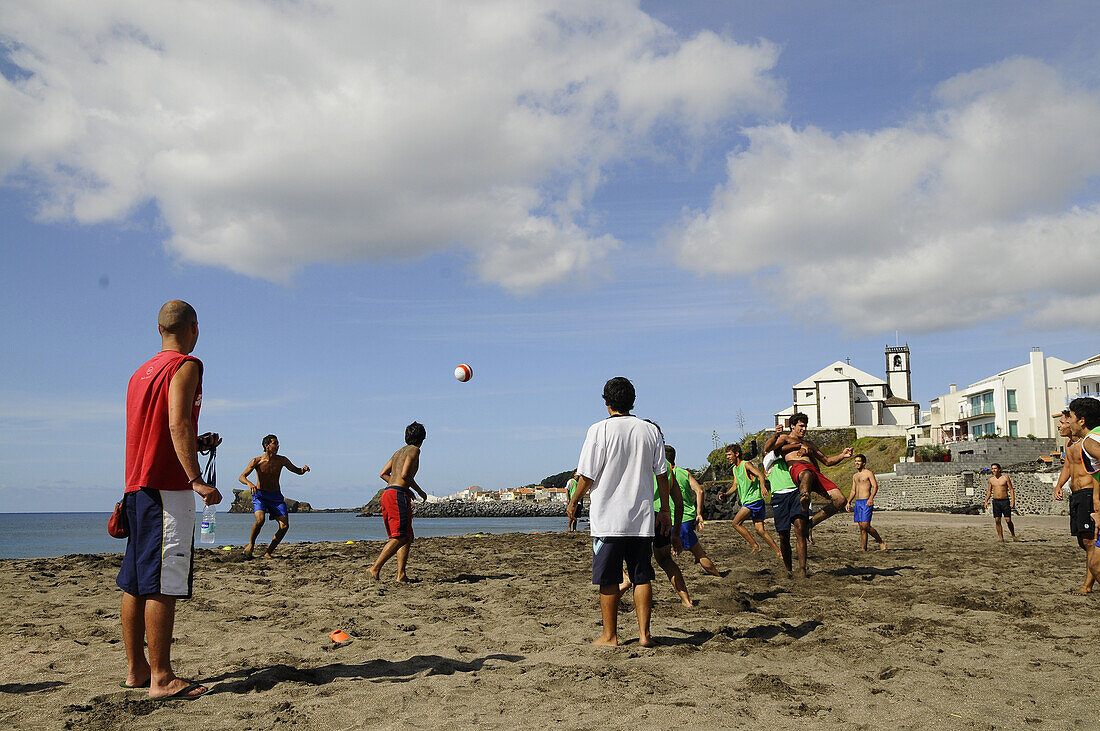 Teenagers spielen Fußball am Strand von Sao Roque, bei Ponta Delgada, Insel Sao Miguel, Azoren, Portugal