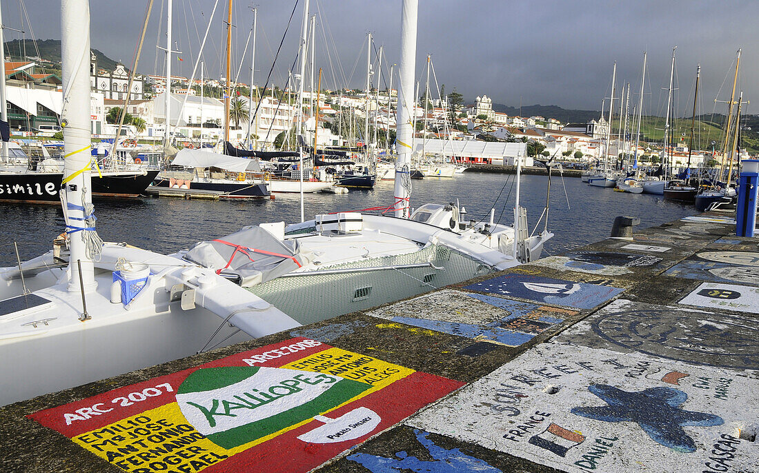 Segelboote im Hafen von Horta, Insel von Faial, Azoren, Portugal