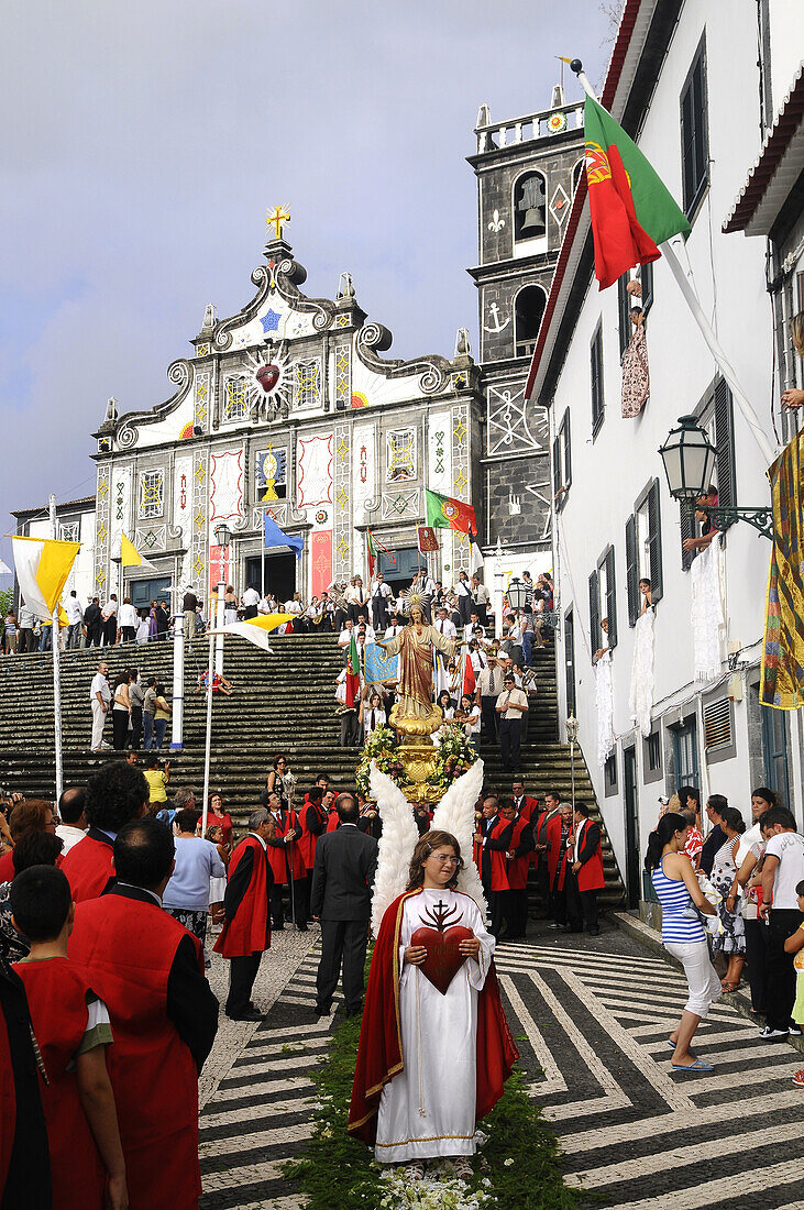 Kirchliche Prozession vor der Heiliggeistkirche in Ribeira Grande, Nordküste, Insel Sao Miguel, Azoren, Portugal