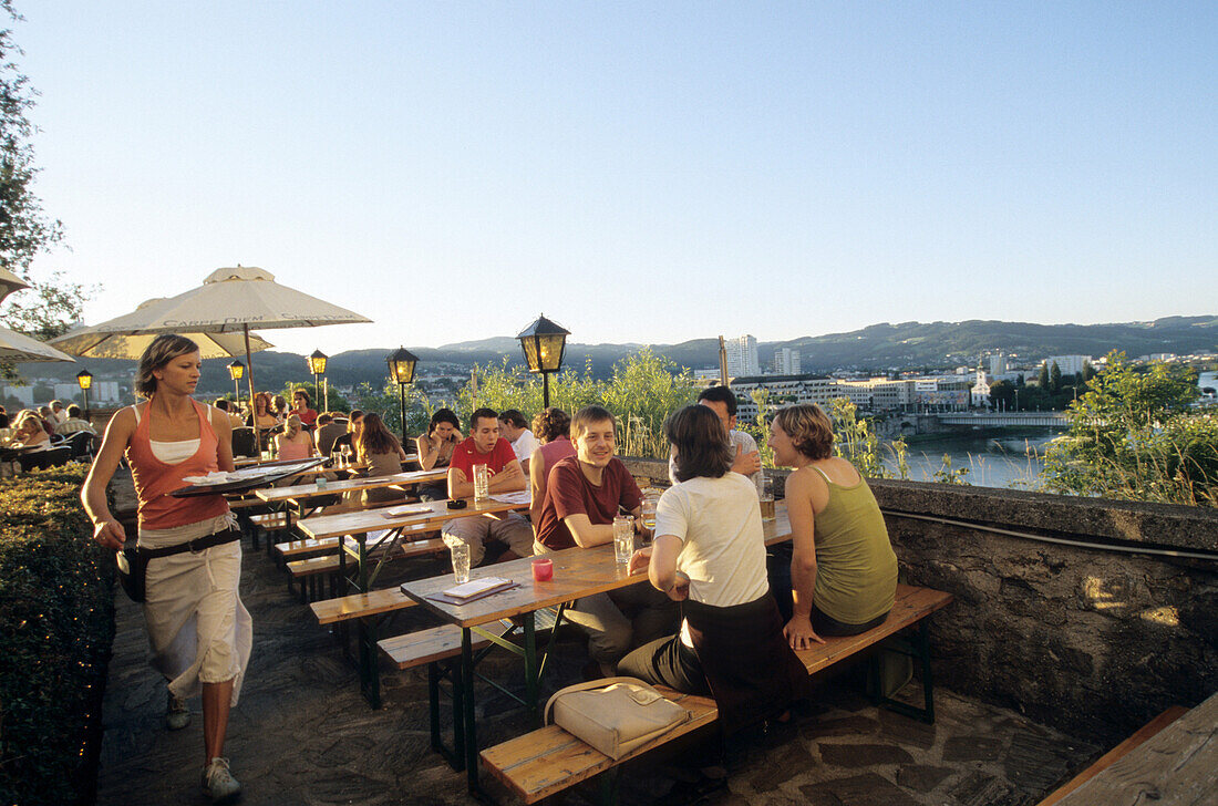 Schloß Biergarten über der Donau, Linz, Oberösterreich, Österreich