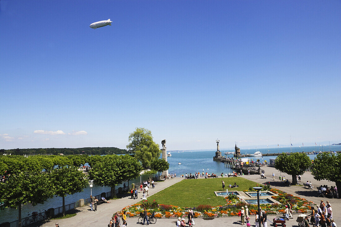 Luftschiff überfliegt Hafeneinfahrt, Konstanz, Baden-Württemberg, Deutschland