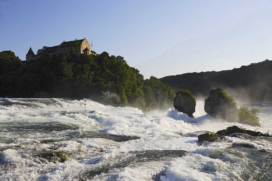 Rheinfall, der grösste Wasserfall Europas, und Schloss Laufen, Laufen-Uhwiesen, Kanton Zürich, Schweiz