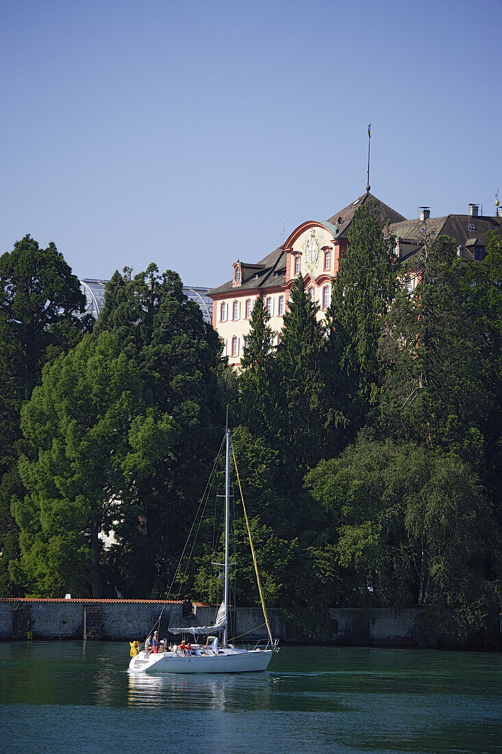 Blick über den Bodensee auf Barockschloss, Insel Mainau, Baden-Wurttemberg, Deutschland